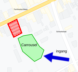 Het carrousel-terrein is toegankelijk via de Schoolstraat. De toegang aan de Turnhoutse baan is niet beschikbaar